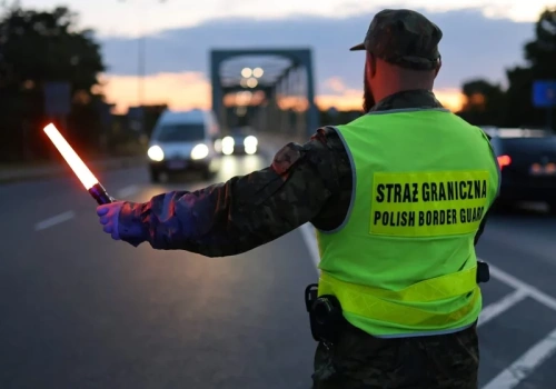 Polska przedłuża kontrole graniczne. W tle ruch Niemiec