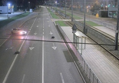 29-latek układał opony na trzypasmowej drodze w Elblągu. 