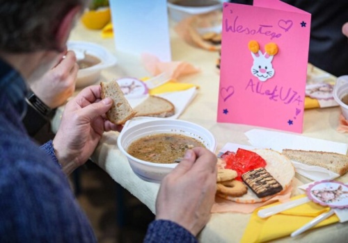 Wielkanocna solidarność w Częstochowie. Setki osób przy wspólnym stole