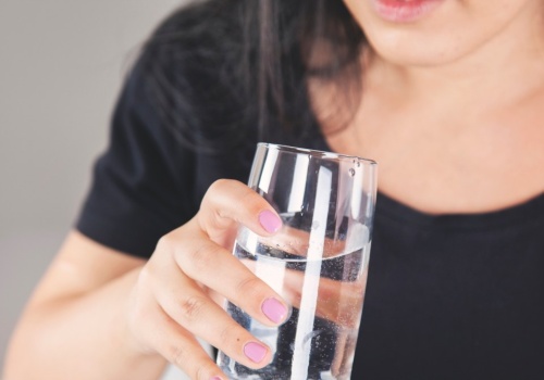 Szklanka wody do każdego posiłku? Tak popijanie wpływa na trawienie