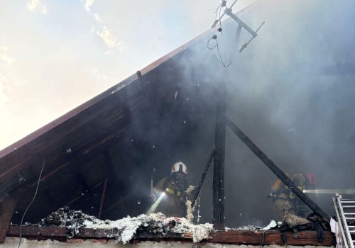 Duży pożar w Nowym Rybiu. Trudne warunki akcji gaśniczej