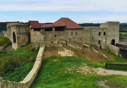 Warownia królewska nad jeziorem. Co zobaczyć na zamku w Dobczycach?