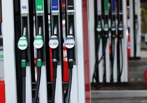 Ludzie pytają: kiedy tańsze paliwo? Ropa niby idzie w dół, ale minister rozkłada ręce