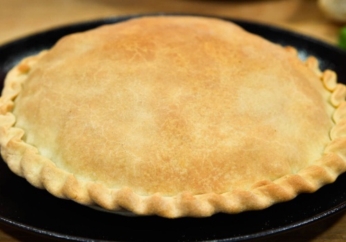 Kulinarna podróż do Dalmacji. Przepis na chorwackie ciasto z botwiną i czosnkiem