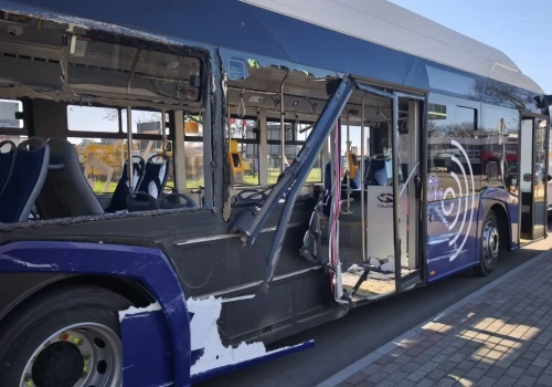 Wjechał koparką w autobus MPK i uciekł. Sprawca sam zgłosił się na policję (FOTO i FILM)
