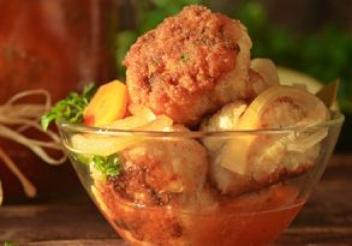 Kotlety wrzucam do słoika i zalewam marynatą. Mogą stać tygodniami