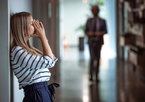 Stereotypy rządzą biurem. Większość pracowników woli milczeć