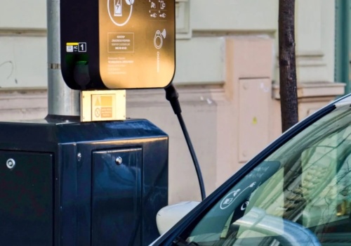 PRAGA przygotowuje się na montaż punktów ładowania w latarniach miejskich. Przygotowuje infrastrukturę i lampy