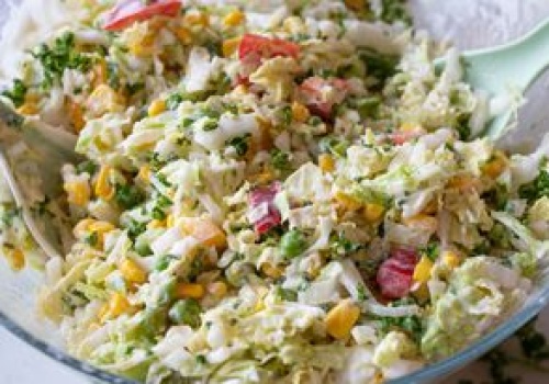 Do surówki z kapusty pekińskiej robię lekki sosik. Znika z talerza szybciej niż mięso