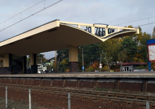 Remonty na kolei pod Warszawą. Na parkingu zostało jedno auto. Kierowca dostał ultimatum