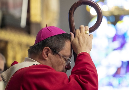 Kardynał Grzegorz Ryś podtrzymuje tradycję modlitwy w katedrze na Wawelu w rocznicę katastrofy smoleńskiej