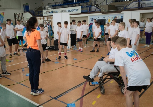 Alternatywne lekcje WF w Szemudzie. Monika Pyrek inspiruje uczniów