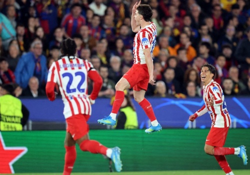 Barcelona na kolanach. Atletico jedną nogą w półfinale Ligi Mistrzów. Bezradny Lewandowski