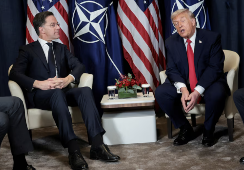 Trump gani NATO za Iran podczas spotkania z Rutte