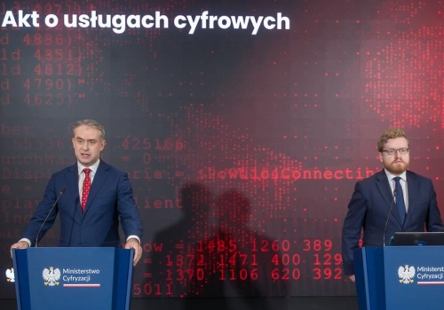 Ataki na szpitale, polska gigafabryka AI, podatek cyfrowy. Co zrobi rząd?