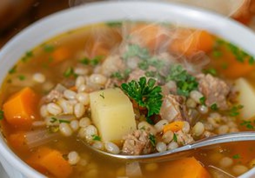 Najlepsze zupy wychodzą na tym mięsie. Nasze babcie wiedziały, że jest pełne smaku, aromatu i bardzo esencjonalne