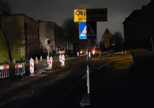 Remont Piastowskiej trwa, zagrożenie rośnie. 