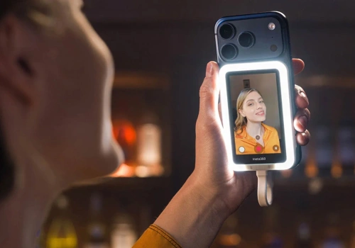 Przednia kamerka na śmietnik. Gadżet do telefonu zmieni twoje selfie