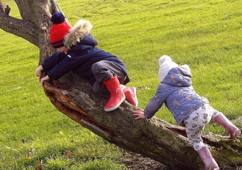 5 zabaw z dzieciństwa, których zakazałabym swojemu dziecku. Kiedyś te 