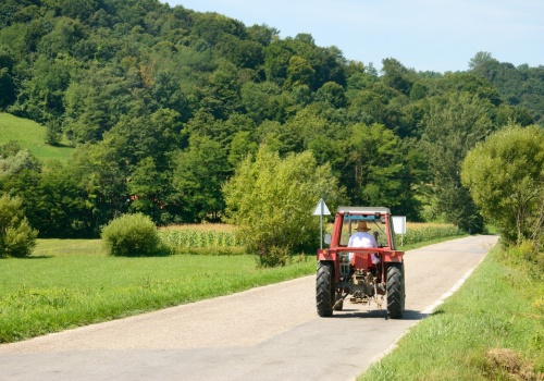 Wyprzedzanie ciągnika? Operator ma obowiązek, o którym mało kto pamięta