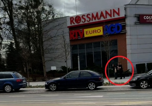 Skandal przed Aurą w Olsztynie. Czytelnik nagrał interwencję ochroniarza wobec słabszego