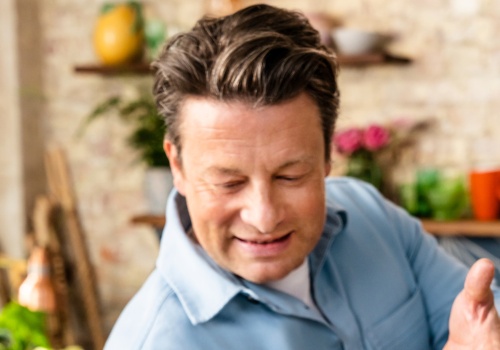 Jamie Oliver we współpracy ze znanym cateringiem. 35 nowych dań