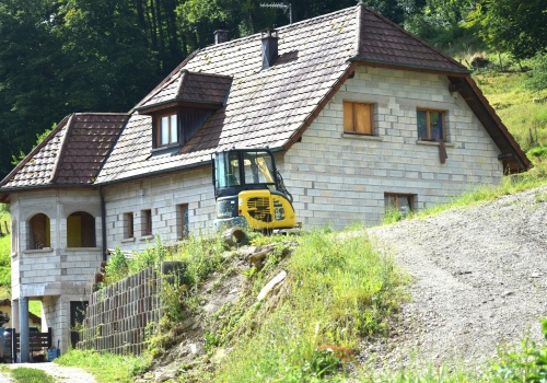 Kara za zwożenie gruzu na działkę nawet 1 mln zł. Kiedy ziemia i gruz są odpadem i jak nie złamać przepisów w 2026 roku