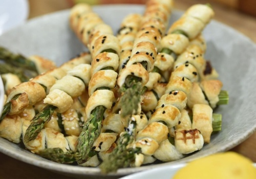 Jak zrobić idealnie chrupiące szparagi? Wypróbuj ten trik z ciastem francuskim