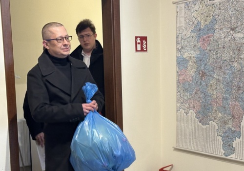 Konfederacja przeciw kaucji. Worki z butelkami trafiły do biur poselskich