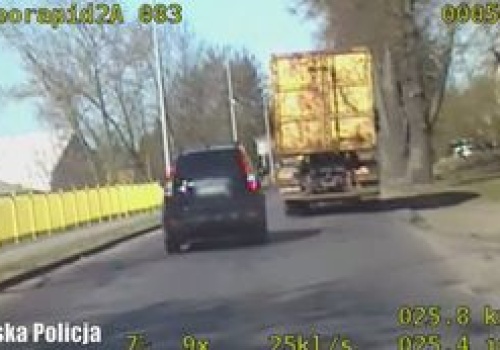 Wyprzedzał na przejściu. Wszystko się nagrało