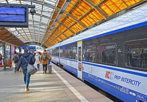Ledwie wyjechał ze stacji i już utknął. Gigantyczne opóźnienie pociągu z Wrocławia