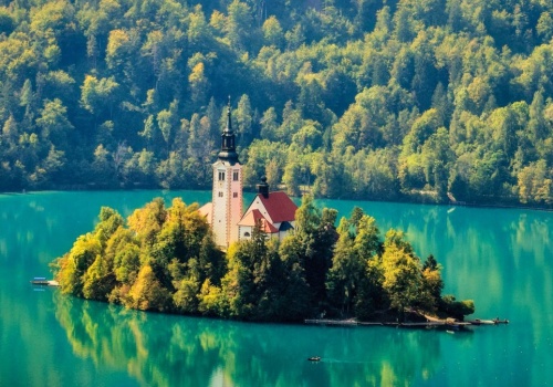 Jak z bajki Disneya. To jezioro zachwyca całą Europę