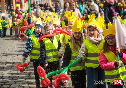 Żółty Marsz Nadziei przeszedł wokół świdnickiego Rynku. „Wezwanie do niesienia pomocy osobom chorym i cierpiącym”