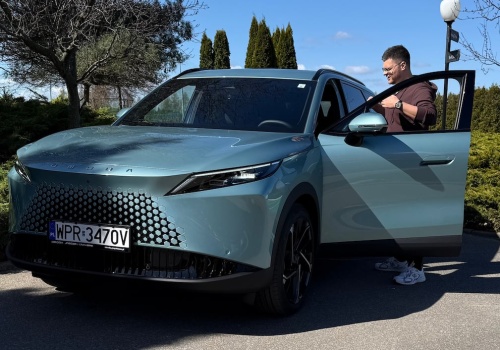 Omoda 7 to taki budżetowy Lexus NX w cenie Kii Sportage PHEV, ale z funkcją, której nie ma żaden z nich