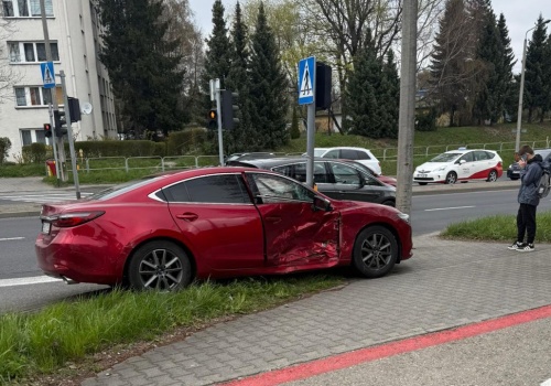 Groźnie wyglądająca kraksa na Komorowskiego. Ruch częściowo zablokowany