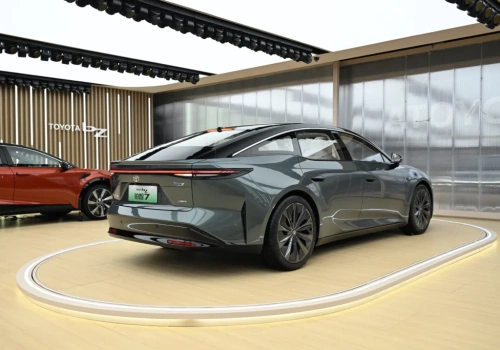 Toyota bZ7: Chińska technologia, japońska marka i… 3 tysiące zamówień w godzinę