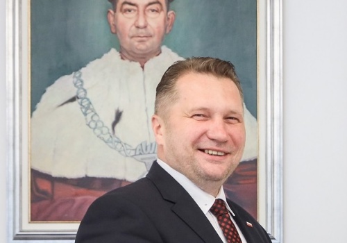 Czarnek umie się rozpychać. Okno na media