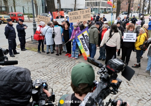 Gorąco wokół TK, tłum przed siedzibą. 