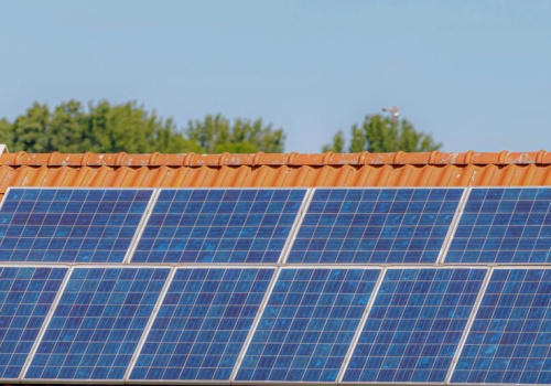 Wielkie zamieszanie w fotowoltaice. Decyzja skarbówki martwi prosumentów