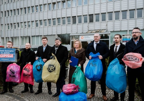,,Polacy zmuszeni do życia jak śmieciarze” Konfederacja ostro o systemie kaucyjnym