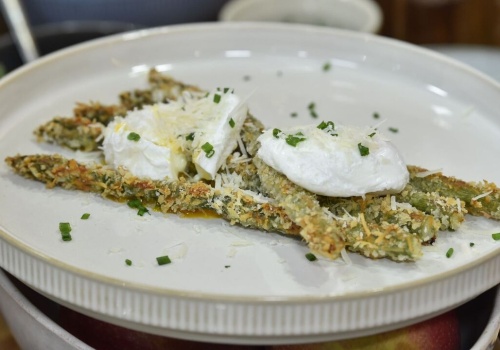 Chrupiące szparagi w panko z jajkiem w koszulce. Raz spróbujesz i przepadniesz