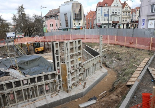 To miejsce od lat szpeciło centrum Olsztyna. Po latach wykopu prace wreszczie ruszyły