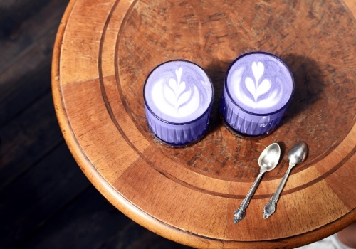 Ube – fioletowy smak, który koi zmysły. Dlaczego świat zamienia matchę na ube latte?