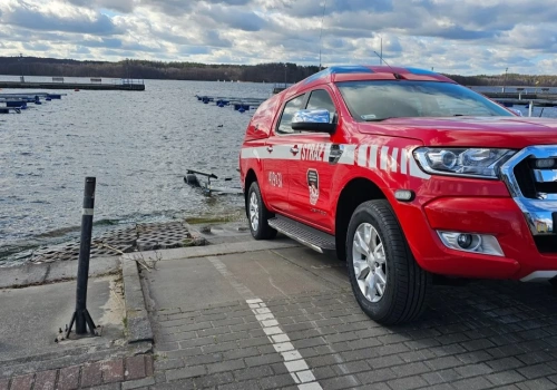 Tajemniczy obiekt na jeziorze w Charzykowach. Straż ruszyła do akcji