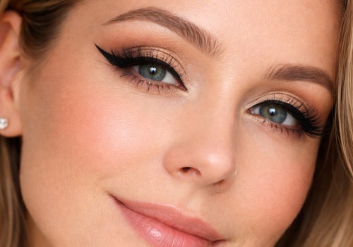 Makijaż na opadającą powiekę. Dzięki tym trikom oko wygląda na uniesione