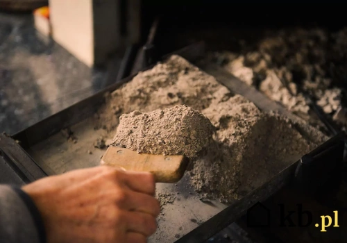 Komin możesz wyczyścić bez wizyty kominiarza. Oto najlepsze domowe sposoby