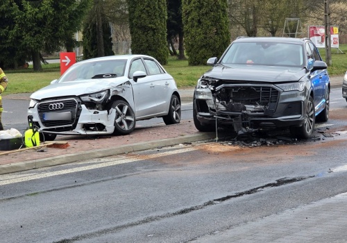 Zderzenie dwóch Audi w Panieńszczyźnie. Jedna kierująca nie ustąpiła pierwszeństwa drugiej
