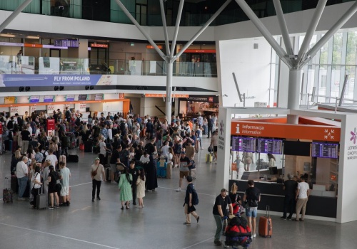 Co dzieje się z cenami lotów? Paliwo to jedno, ale podbijają je też sami turyści. 