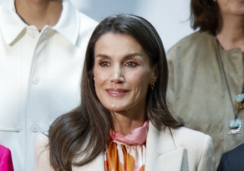 Garnitur modeluje sylwetkę. Królowa Letycja już nosi wiosenny hit