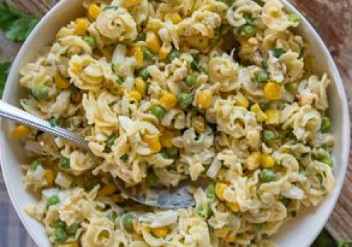 Sałatka imieninowa cioci Jadzi. Przepis od lat krąży po całej rodzinie